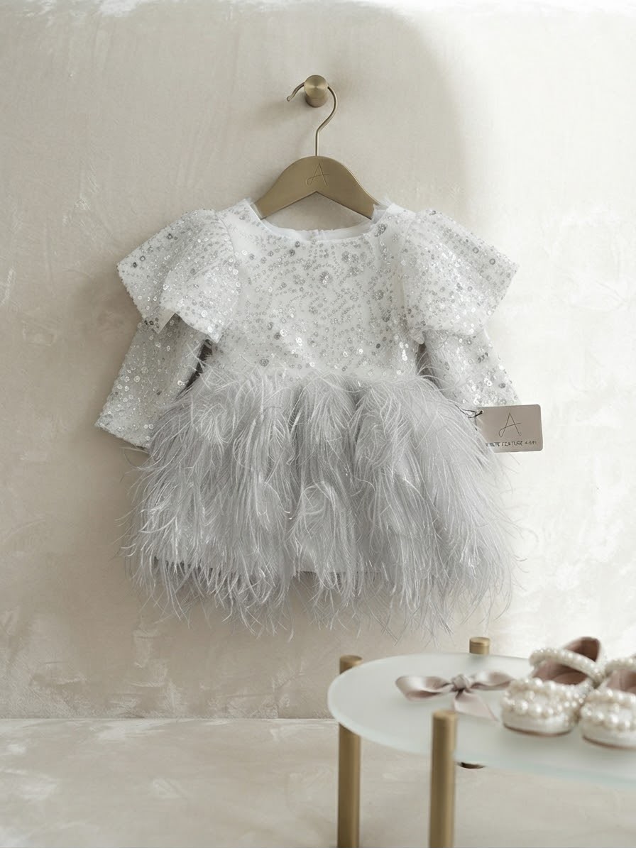 Vestido Infantil Plumas e Lantejoulas