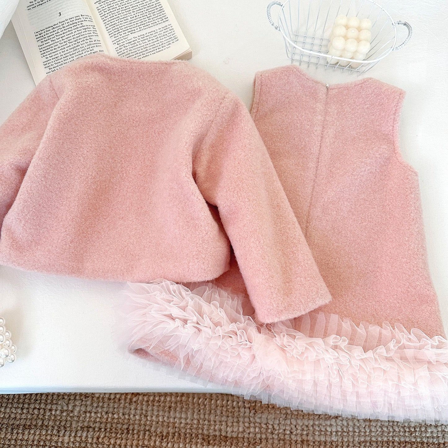 Conjunto Infantil Feminino Casaco Plush e Pérolas + Vestido