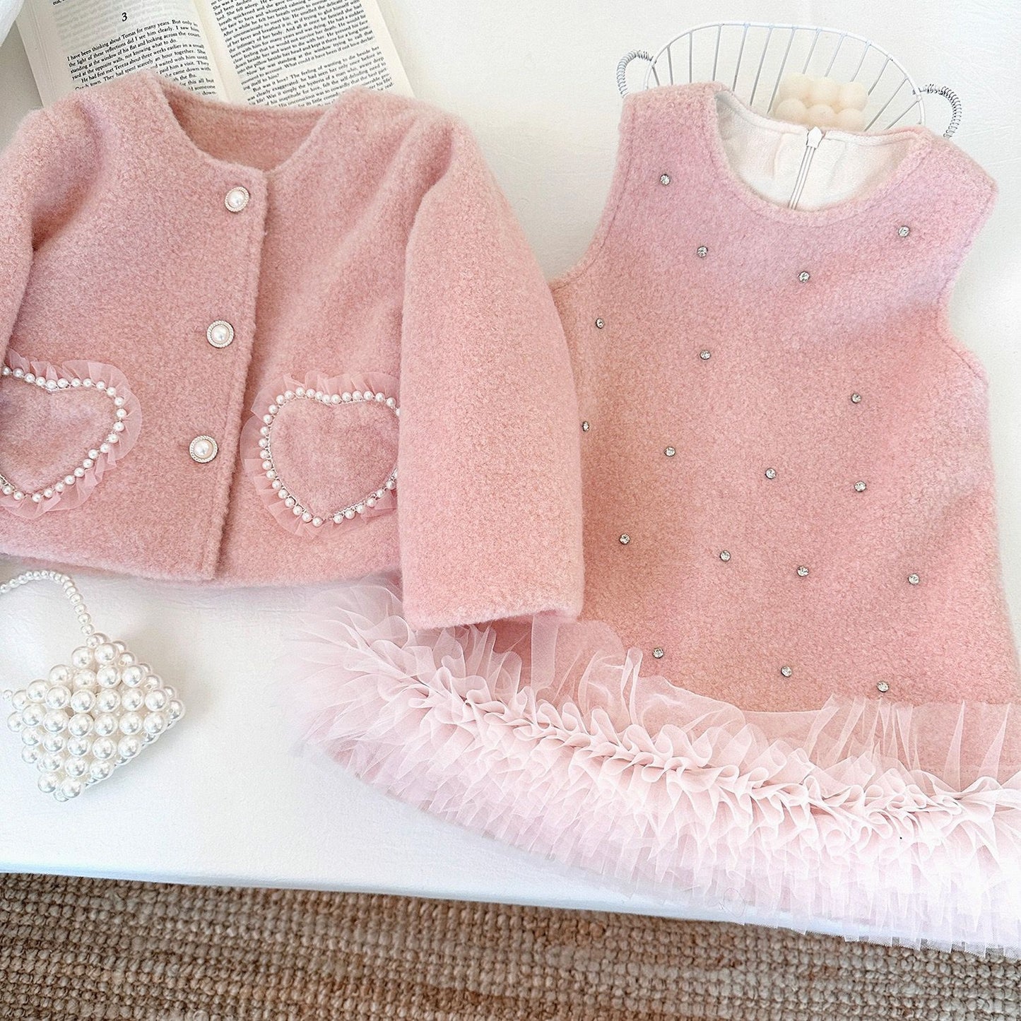 Conjunto Infantil Feminino Casaco Plush e Pérolas + Vestido