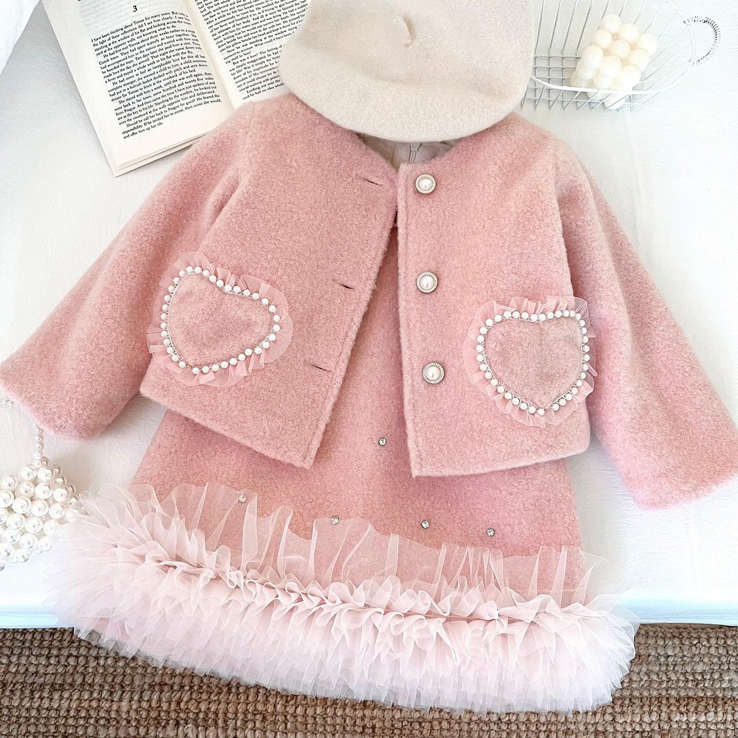 Conjunto Infantil Feminino Casaco Plush e Pérolas + Vestido