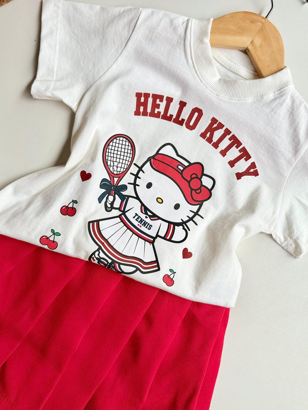 Conjunto Saia Hello Kit Tenista Cerejas