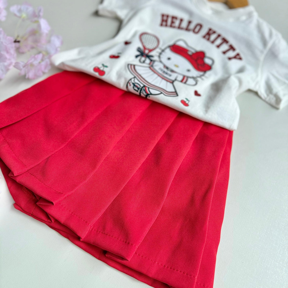 Conjunto Saia Hello Kit Tenista Cerejas