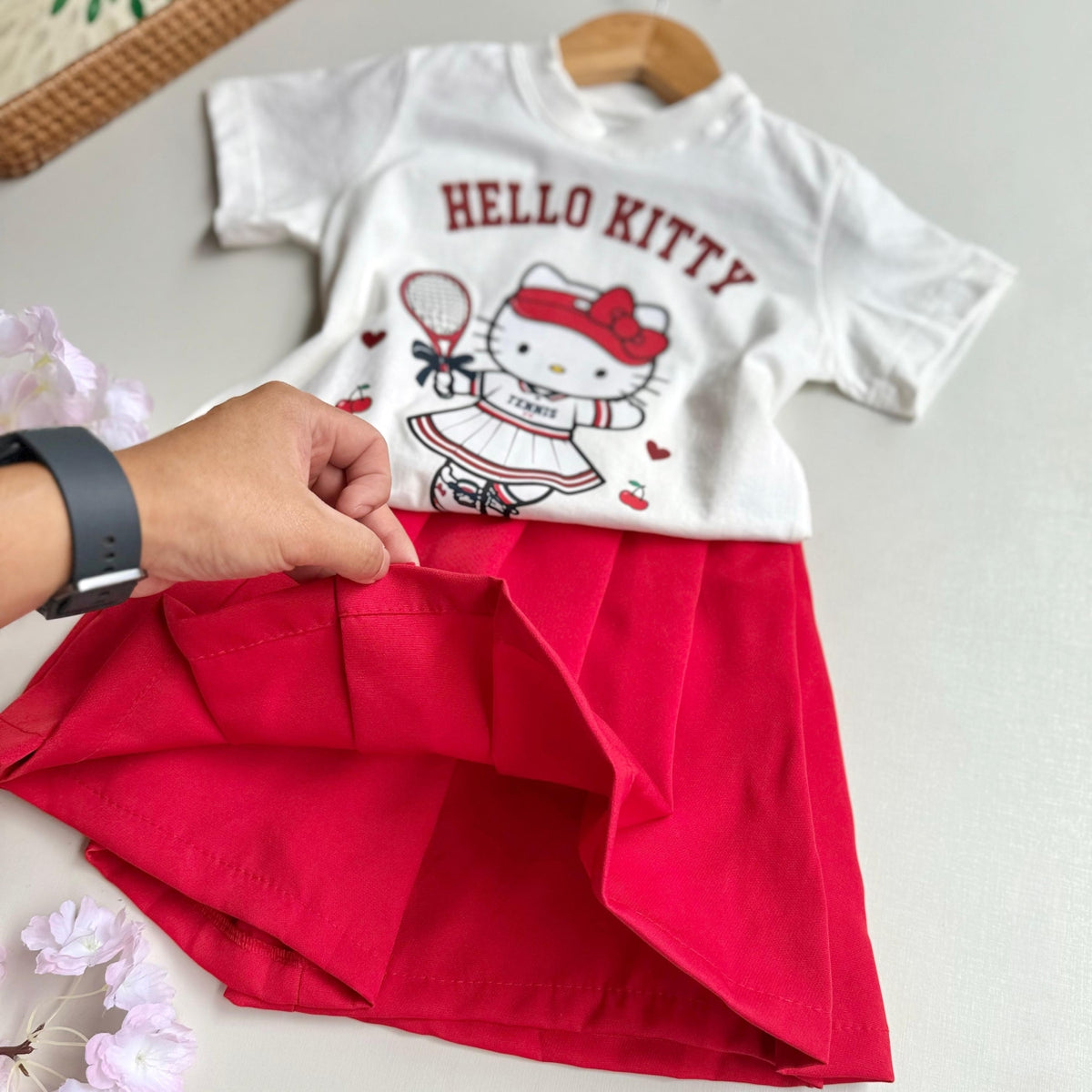 Conjunto Saia Hello Kit Tenista Cerejas