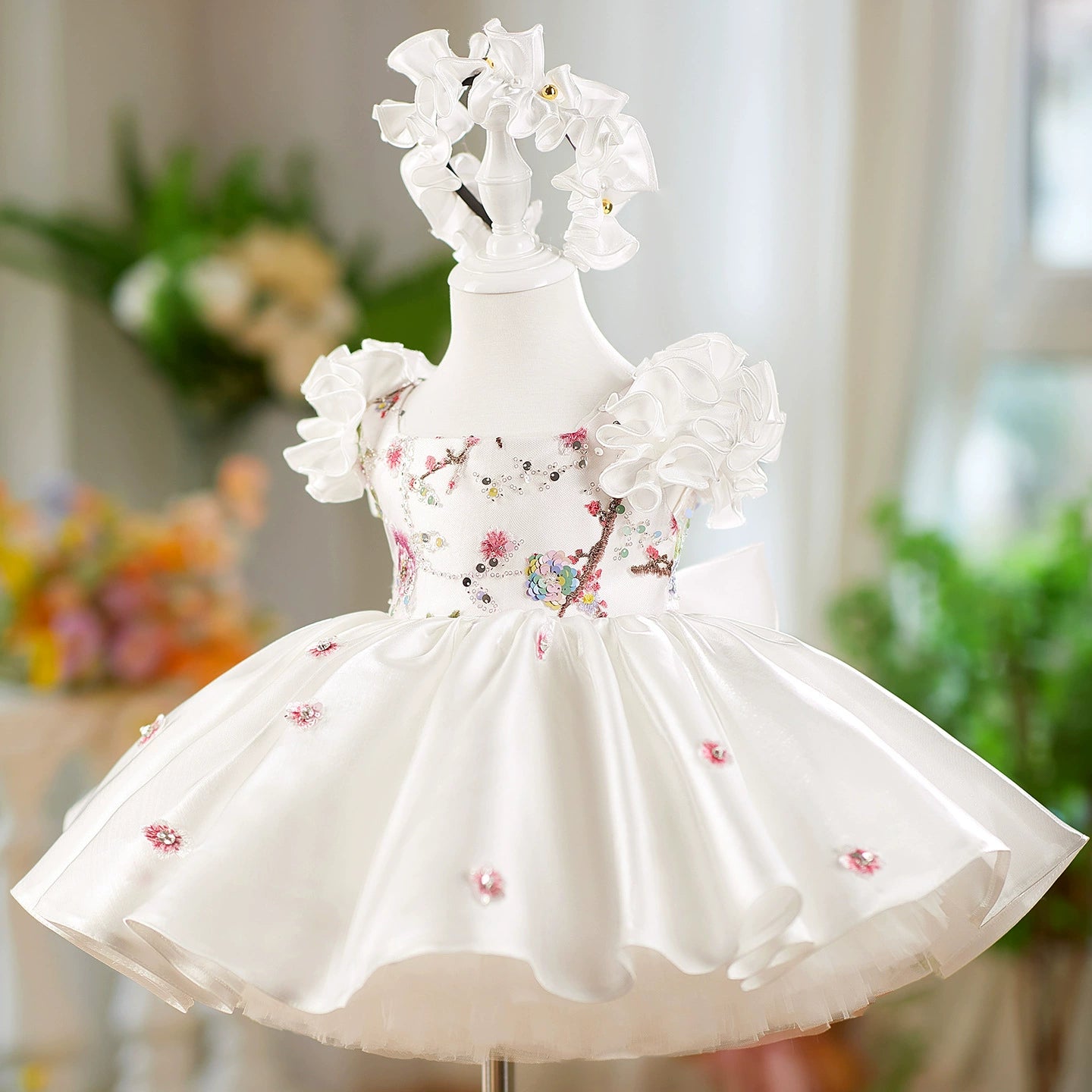 Vestido de Festa Branco Flores Brilhantes