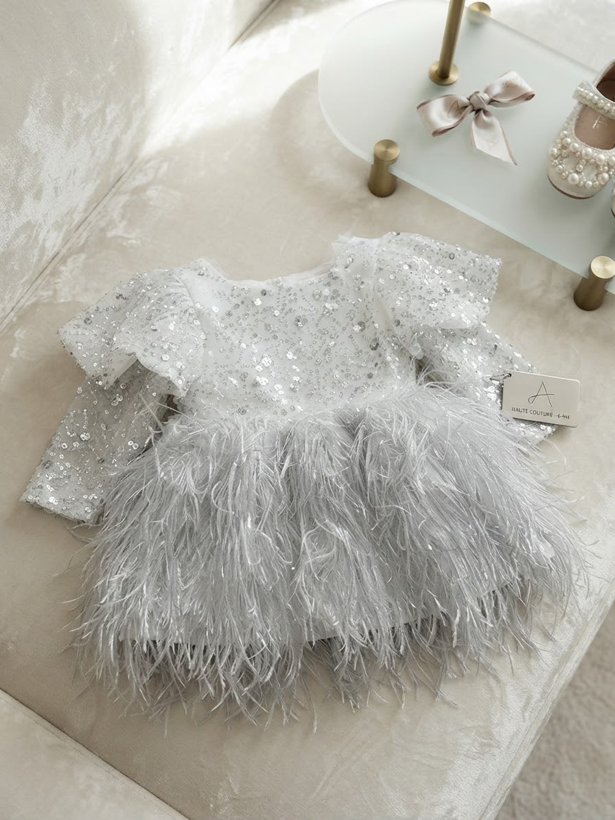 Vestido Infantil Plumas e Lantejoulas